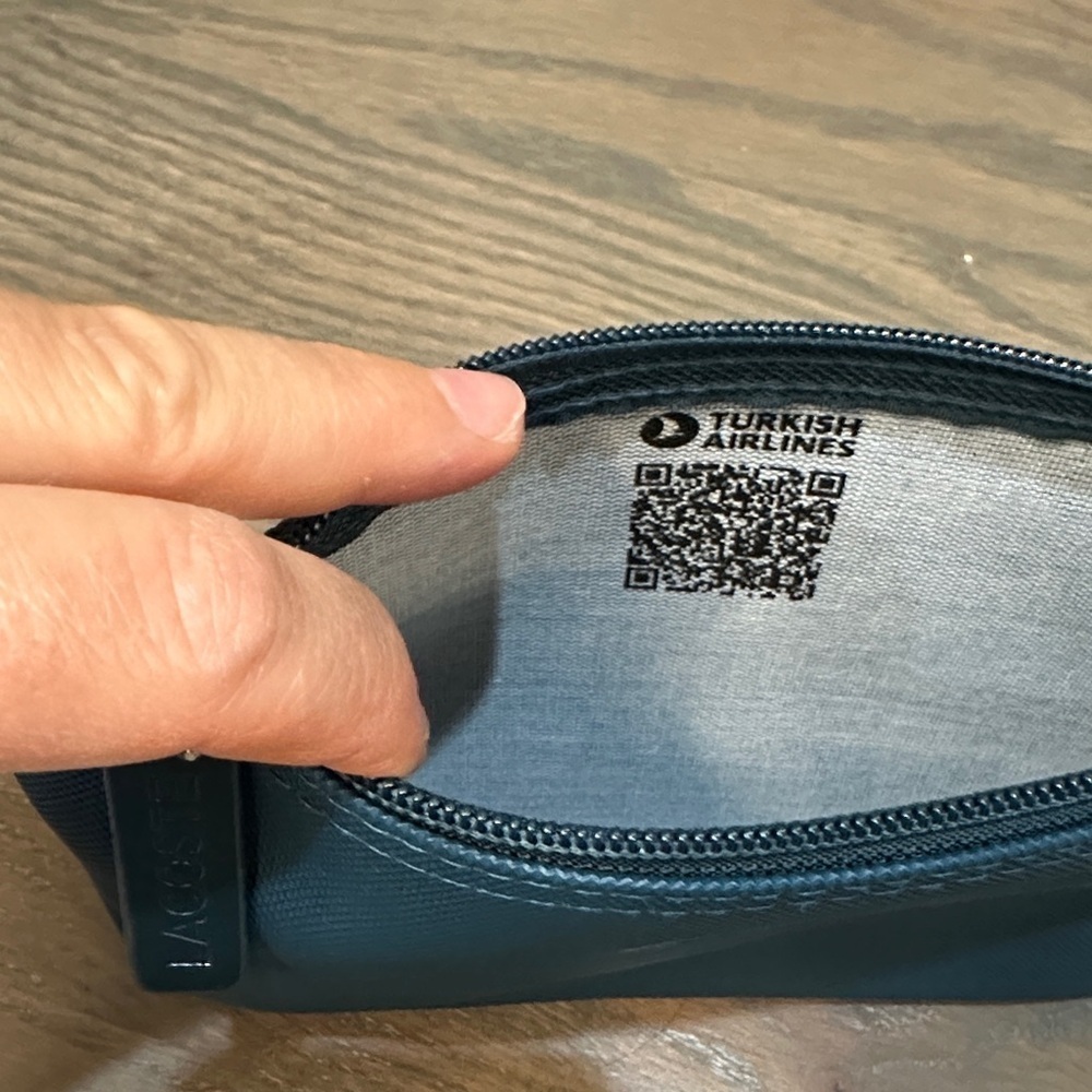Airport Collectible Lacoste pouch - Picture 2 of 4
